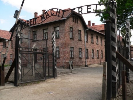 800px-Entrance_Auschwitz_I