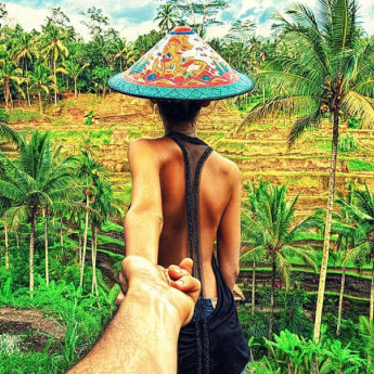 Il giro del mondo seguendo la fidanzata. Ecco l’album che da Instagram ha fatto il giro del web.