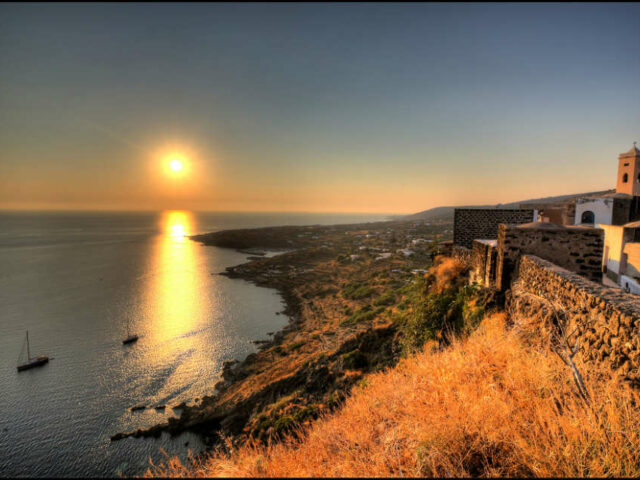 PANTELLERIA TRA SOLE MARE PASSITO E STORIA