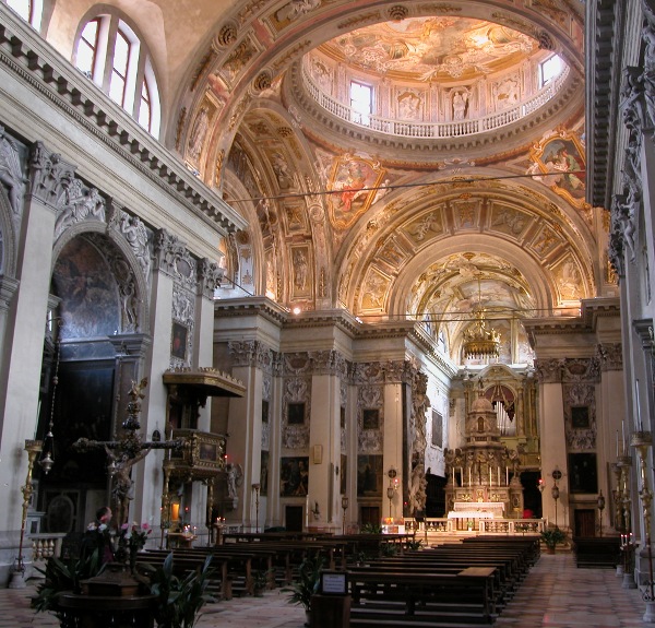 presbiterio-illuminato-in-s-nicola-da-tolentino1