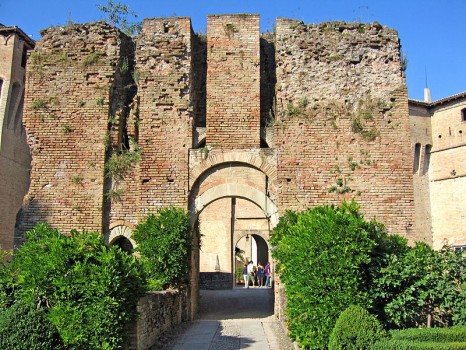 castello_di_montechiarugolo_rivellino_dingresso