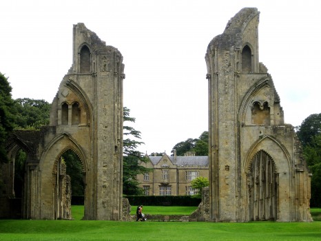 Glastonbury_Abbey_view_up_nave