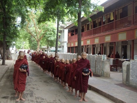 myanmar-package-tour_highlights-of-myanmar-d-3-mahagandayon-monastery